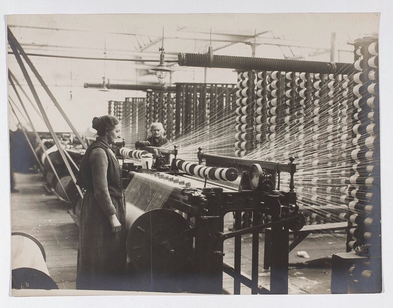 Historical photographs with two women and a spinning machine in factory